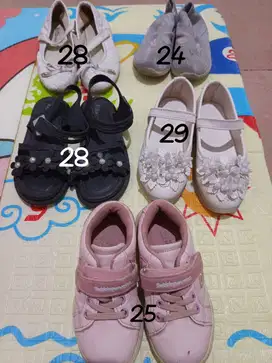 Sepatu anak perempuan