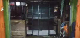 Kandang kucing besar dari besi holow berlantai keramik