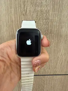 Di jual Apple watch seri 4 - 40mm