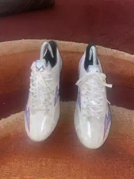 Sepatu bola mizuno