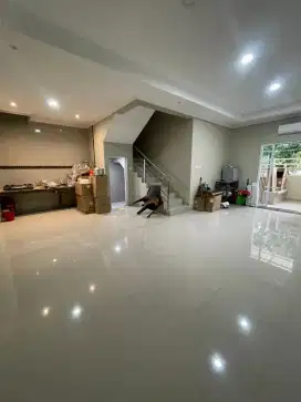 IP3041: Rumah Baru Greenville depan Taman
