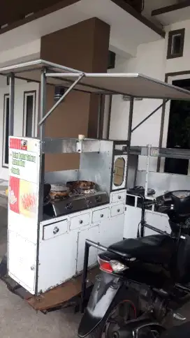 Di cari 4 orang yang mau jualan telor gulung ke sekolahan pake beca
