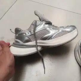 Sepatu wanita silver