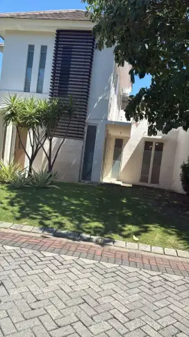 Disewakan rumah hook Lt 225m di east Coast Park Pakuwon city 70jt/th