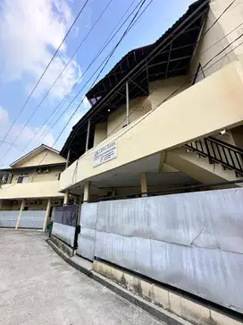 Disewakan Rumah Kontrakan 2 KT dkt Pakuwon Mall bekasi dgn Parkir Luas