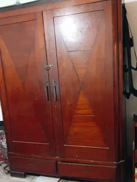 Lemari pakaian dari kayu jati