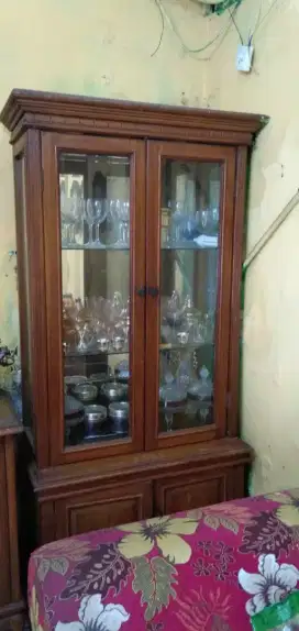 lemari pajangan