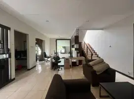Dijual Rumah Dengan Kolam Renang Kota Baru Parahyangan