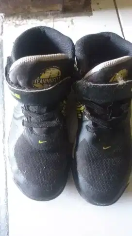 Sepatu Nike anak uk 28