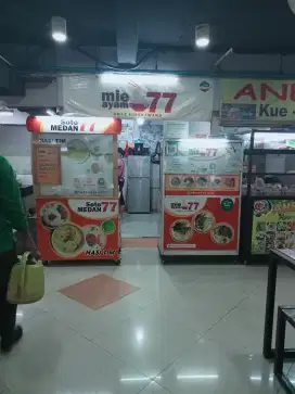Kerja di dalam foodcourt apartemen