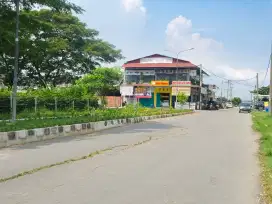 Disewakan bangunan rumah Makan dengan view danau