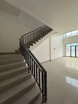 DISEWAKAN Ruko OSAKA BOULEVARD + HIGH CEILING uk 4.5X15 HARGA 130jt/th