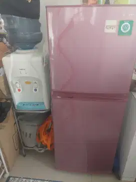 Jual kulkas 2 pintu merk sharp kondisi ok, istimewa