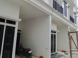 Rumah townhouse 3 lantai strategis jakarta dekat tol bandara tmii