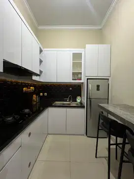Free Kitchen Set Cantik! Rumah Siap Huni Semi Furnished Tirtomartani