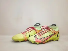Sepatu Bola Nike Mercurial Superfly 8 Academy
Original dan adidas puma