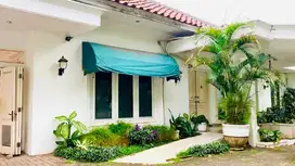 Rumah Menteng di Kawasan Komersil