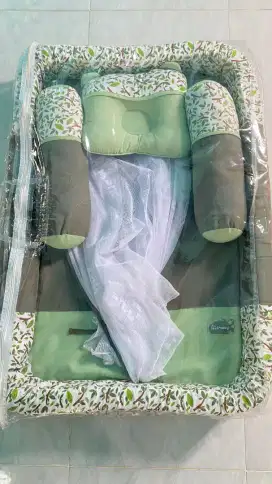Kasur Bayi merk Snobby dengan bantal, guling dan kelambu