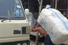 Kuli angkut bongkaran