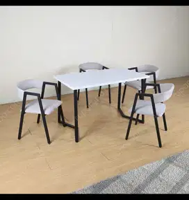 Meja makan estetik