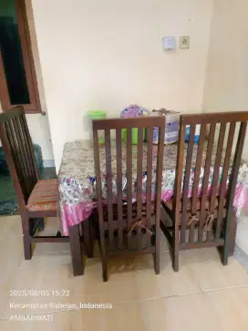 meja makan bekas kursi ada 4 yg satu ga ke foto