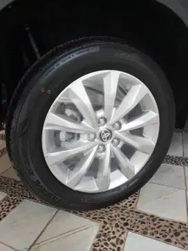 Velg + Ban Innova Zenix V Hybrid 2025