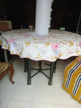 Meja bundar kaca tebal