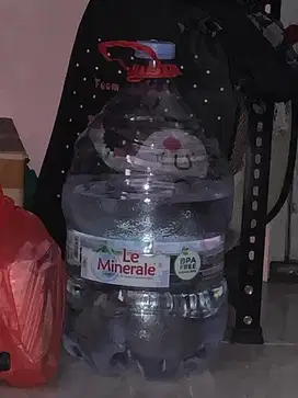 Galon le mineral kosong sisa 2