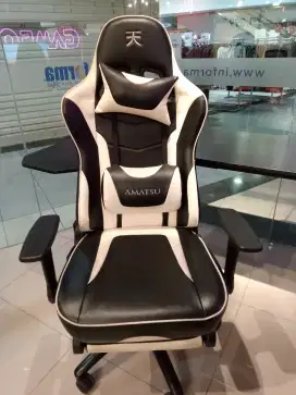 URANIA GAME CHAIR WH ITE BLACK