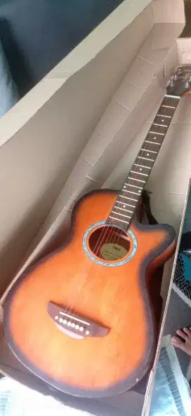 Gitar Akustik Masih Baru