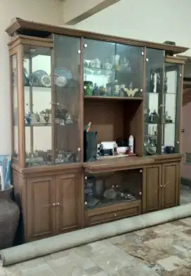 Lemari pajangan
