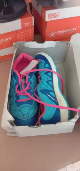 Sepatu olahraga lokal