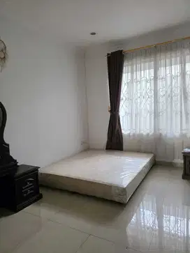 Disewakan Cepat Rumah Semi Furnished 2 Lantai di Taman Golf Modernland