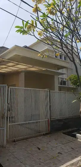 Rumah Minimalis Gayungsari 2 Lantai, Lingkungan Nyaman, Strategis