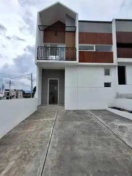 RUMAH 2 LANTAI 400 JUTAAN LOKASI SAMPING TOL MALANG