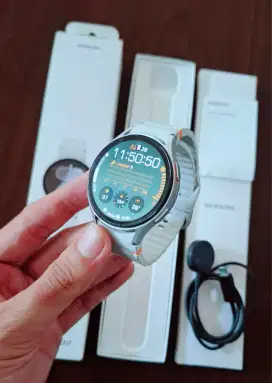 Samsung Galaxy Watch 7 44mm Silver Mulus Fullset garansi on Smartwatch