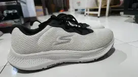 Sepatu Running Skechers Broken White Hitam Ori