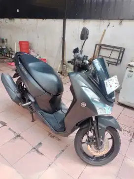 Dijual yamaha lexy tahun 2020 warna hitam doof