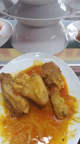 Wanita staff waitress
