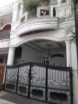rumah tingkat 3 lantai full furnish strategis di komplek dki