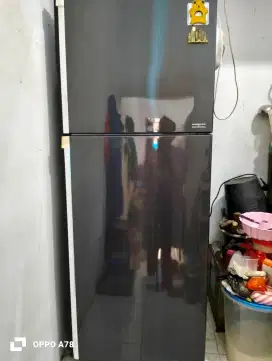 Lemari Es merk HITACHI 2 pintu