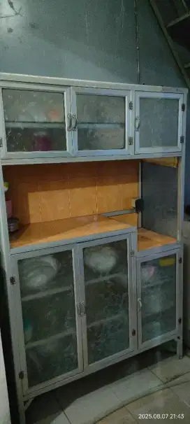 Lemari piring 3 pintu