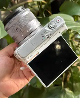 CANON MIRRORLESS M10 ( di cari untuk di beli )