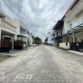 DIJUAL VILLA JALAN KAPTEN SUMARSONO KOMPLEK GRAHA METROPOLITAN