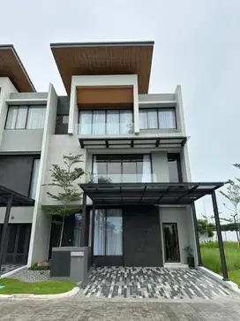 RUMAH 3 LANTAI DENGAN LIFT DIDALAMNYA