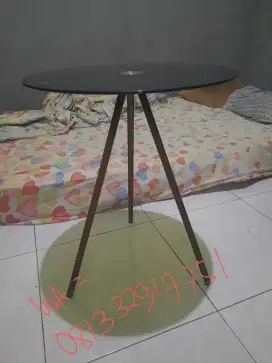 Meja kaca kecil