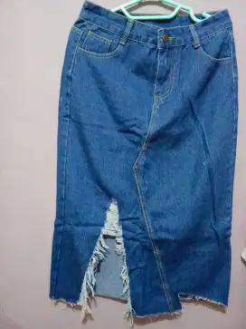 Rok jeans wanita model rumbai