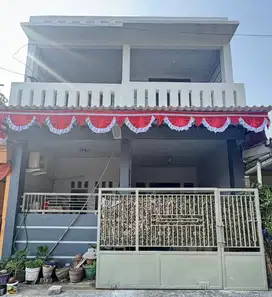 Rumah 2 Lantai Siap Huni, Lokasi Strategis dan Harga Terbaik!