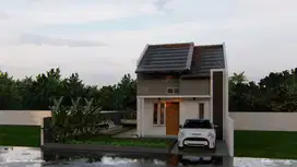 Rumah kota malang hook dengan halaman yang luas dan taman yang asri