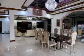 Jual Cepat! RUMAH 3 LANTAI. TAMAN LUAS, PEMANDANGAN ALAM DAN GUNUNG.